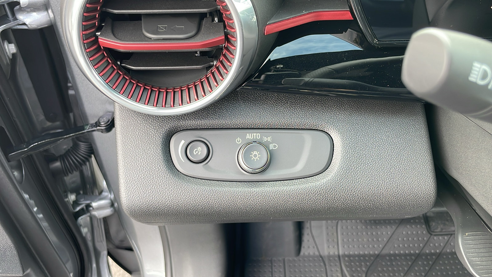 New 2026 Chevrolet Trax RS w/ Sunroof Package FWD image 28