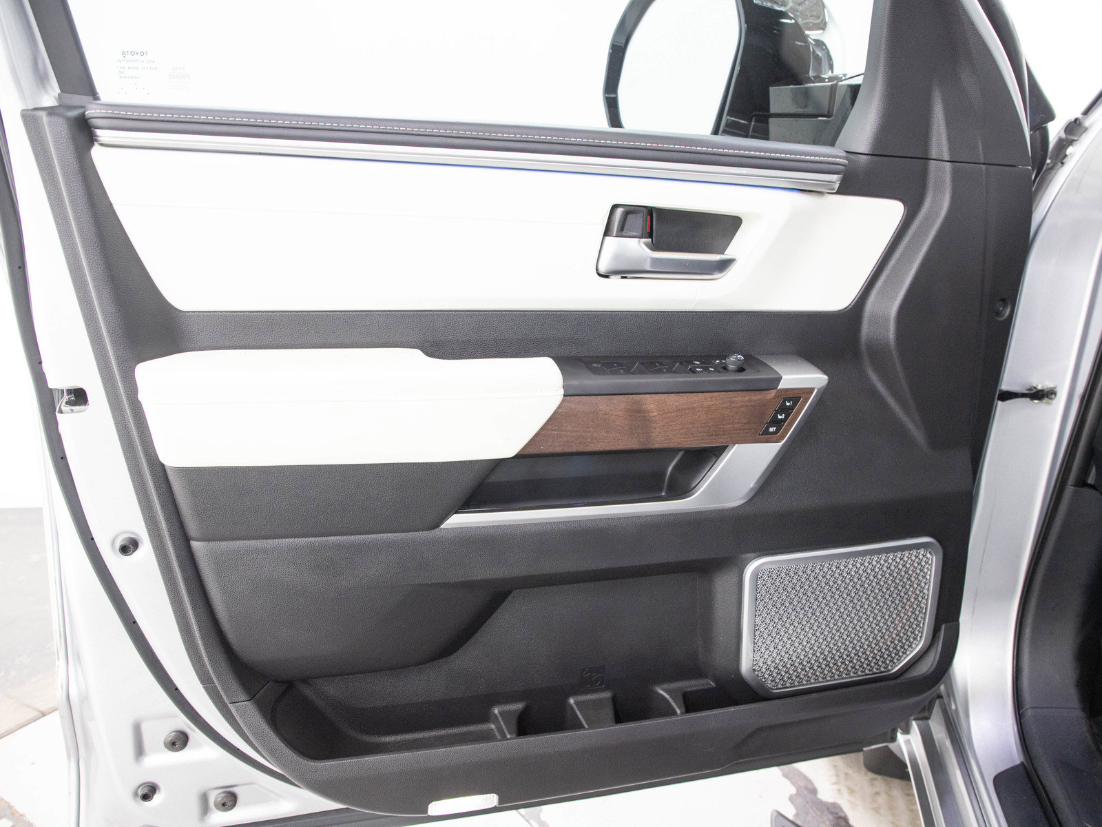 Used 2023 Toyota Sequoia Capstone AWD/4WD image 22