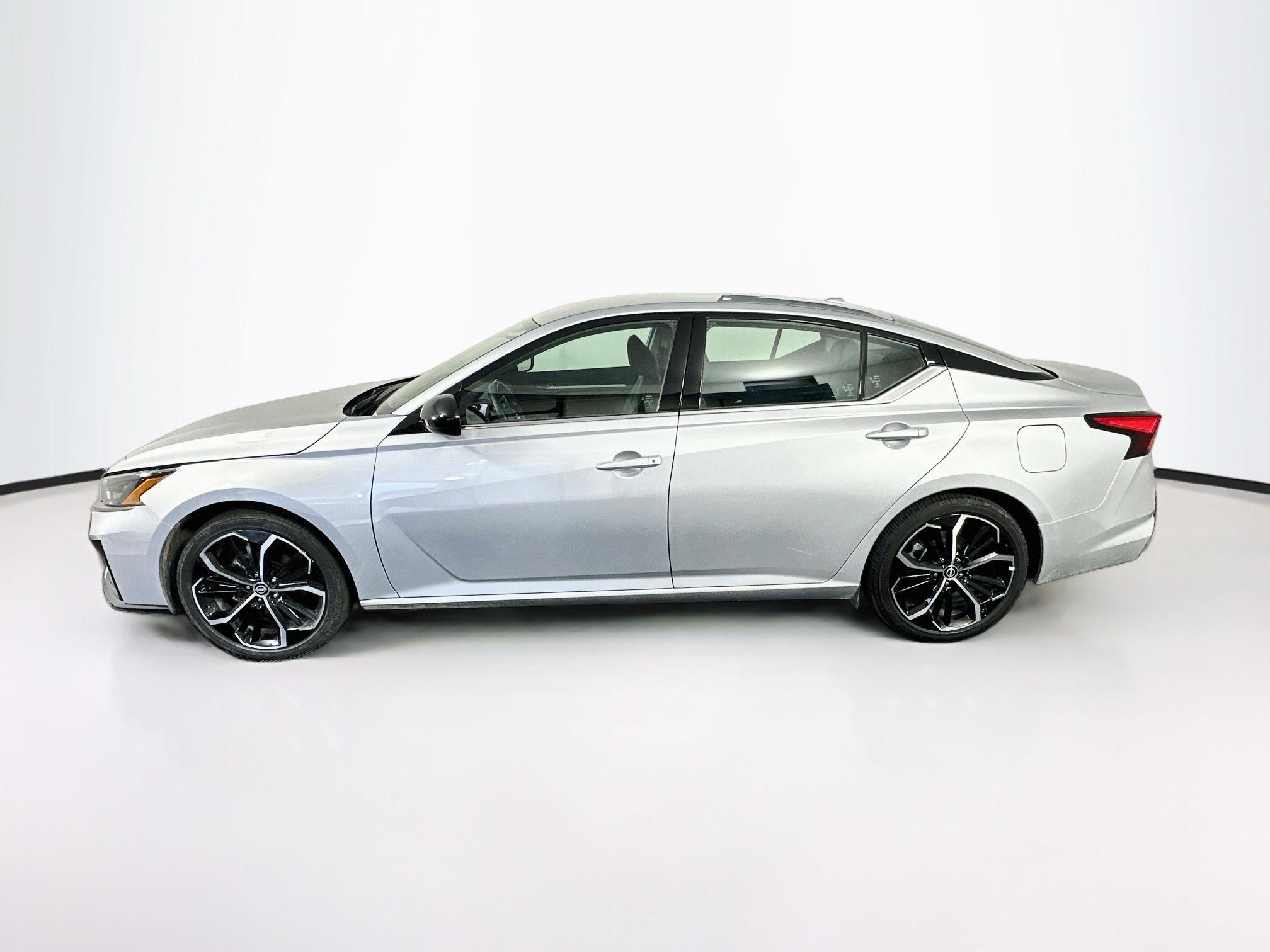 Used 2025 Nissan Altima 2.5 SR FWD image 4