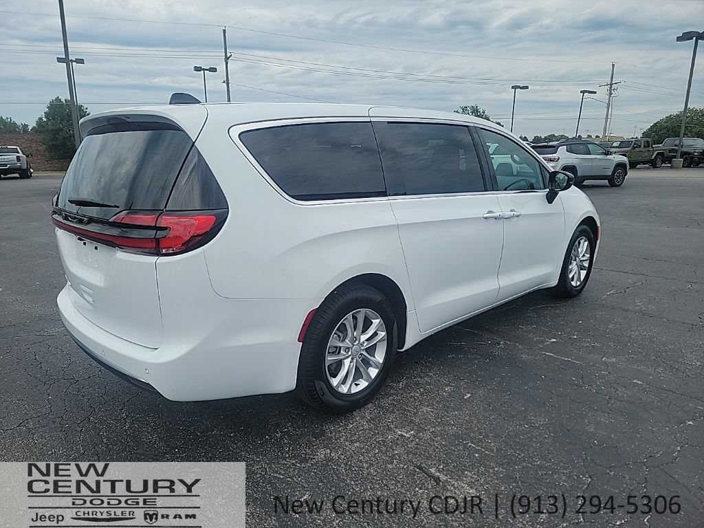 New 2027 Chrysler Pacifica Select FWD image 5