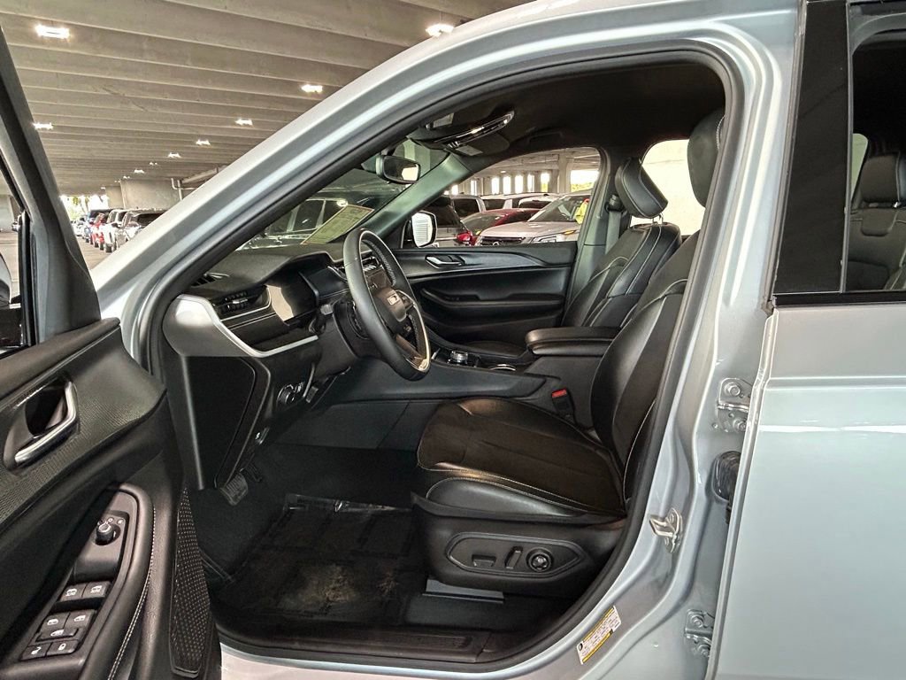 Used 2023 Jeep Grand Cherokee L Laredo image 15