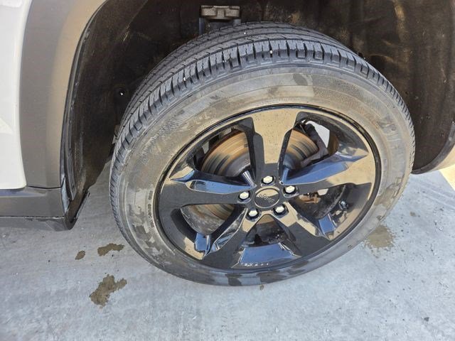 Used 2023 Jeep Grand Cherokee L Laredo image 27