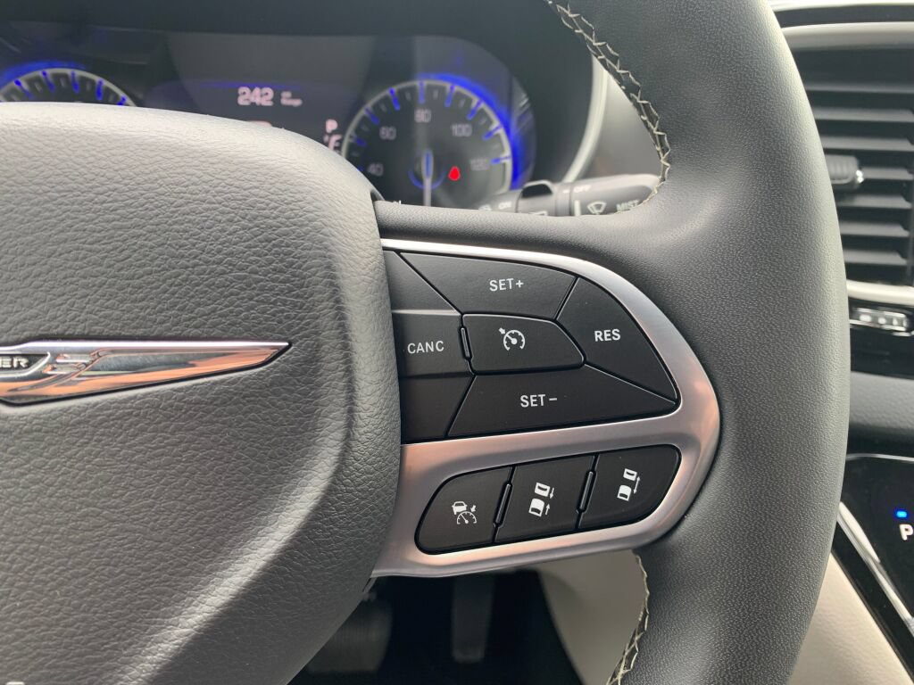 Used 2023 Chrysler Pacifica Touring-L FWD image 15