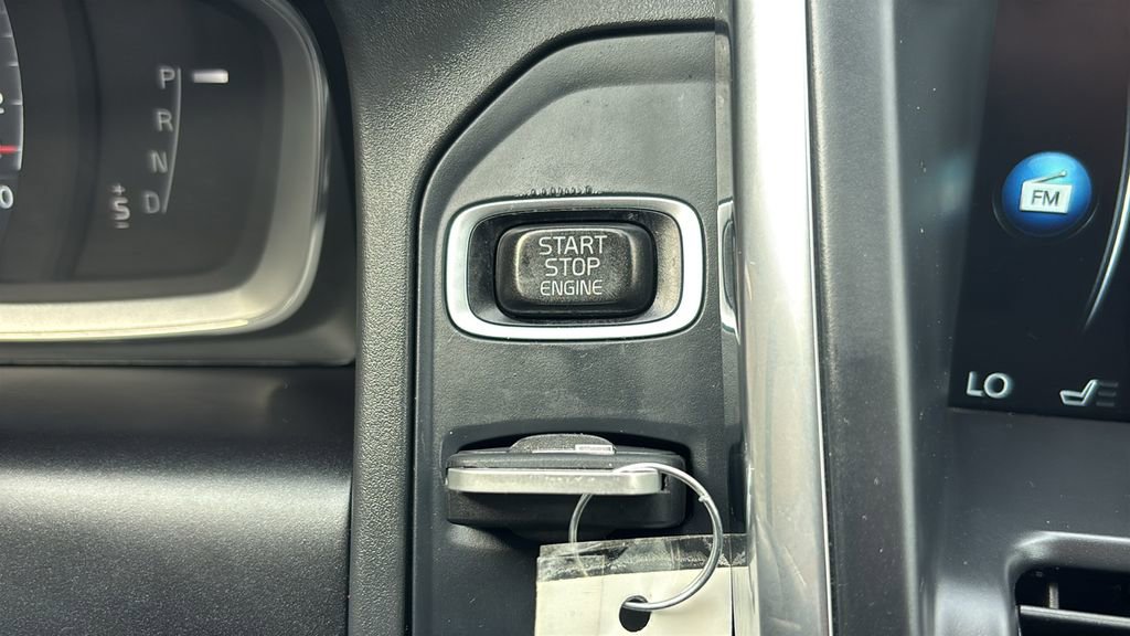 Used 2017 Volvo XC60 T6 Dynamic w/ Preferred Option Package image 14