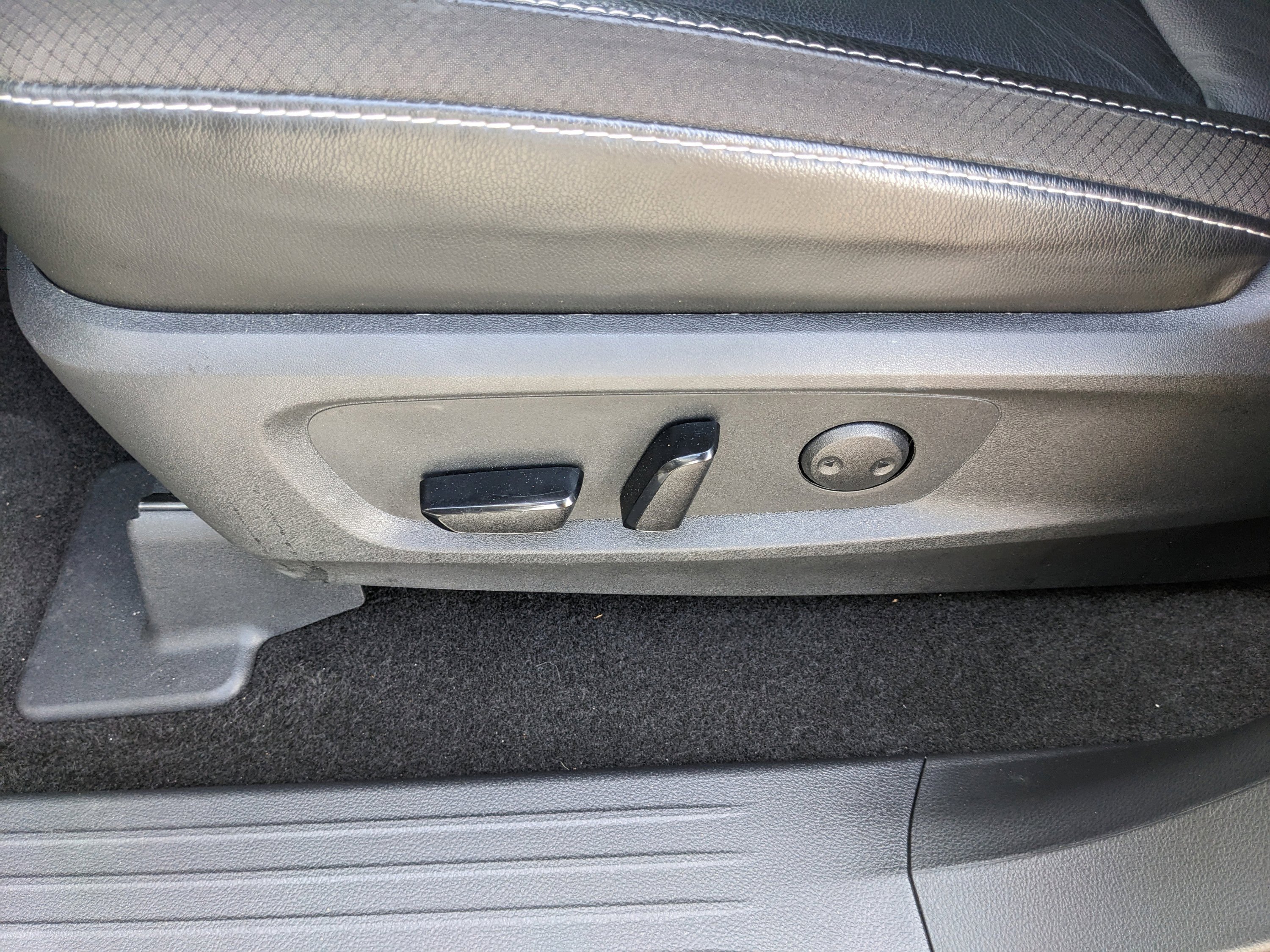 Used 2024 Nissan Pathfinder SL w/ Black Appearance Package FWD image 25