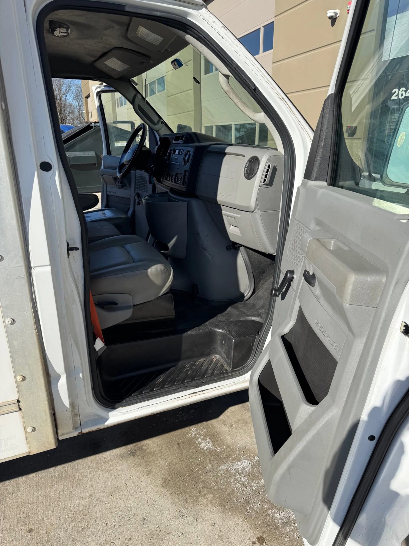 Used 2015 Ford E-350 and Econoline 350 Super Duty image 11