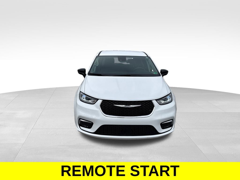 Used 2024 Chrysler Pacifica Touring-L FWD image 9