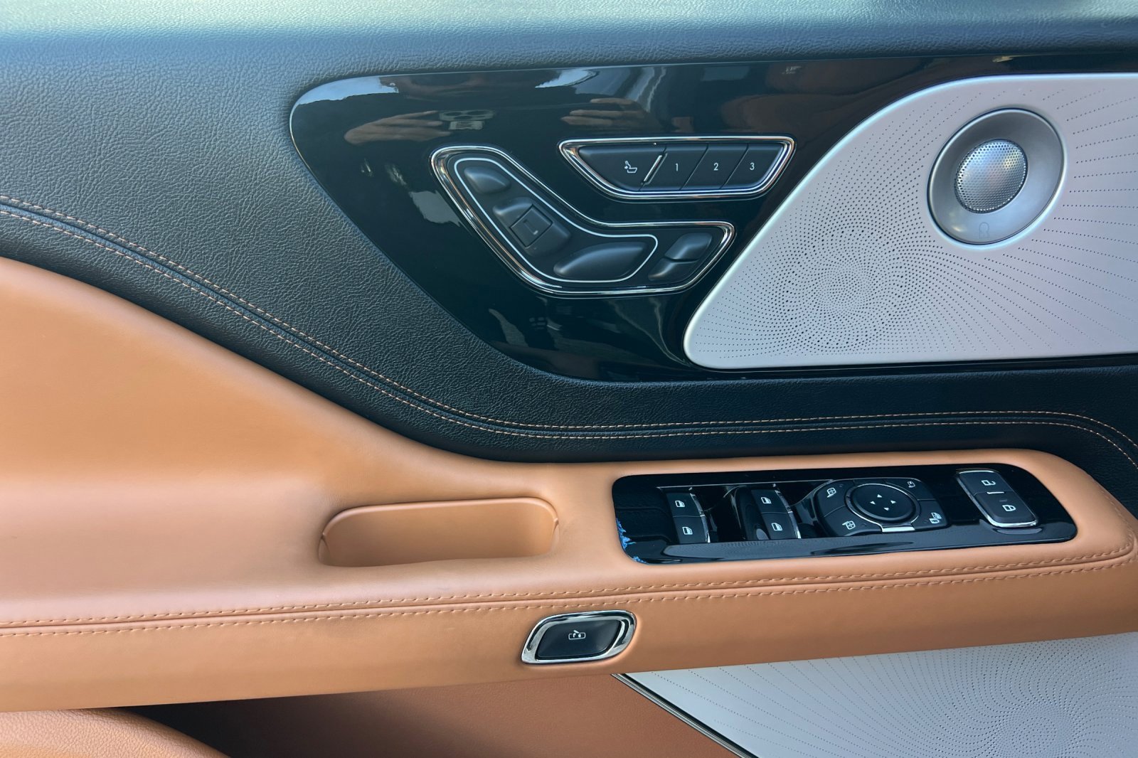 Certified 2023 Lincoln Aviator Black Label Grand Touring w/ Class IV Trailer Tow Package image 11