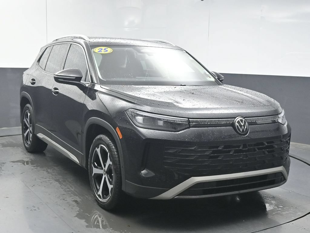 Used 2025 Volkswagen Tiguan SE FWD image 2