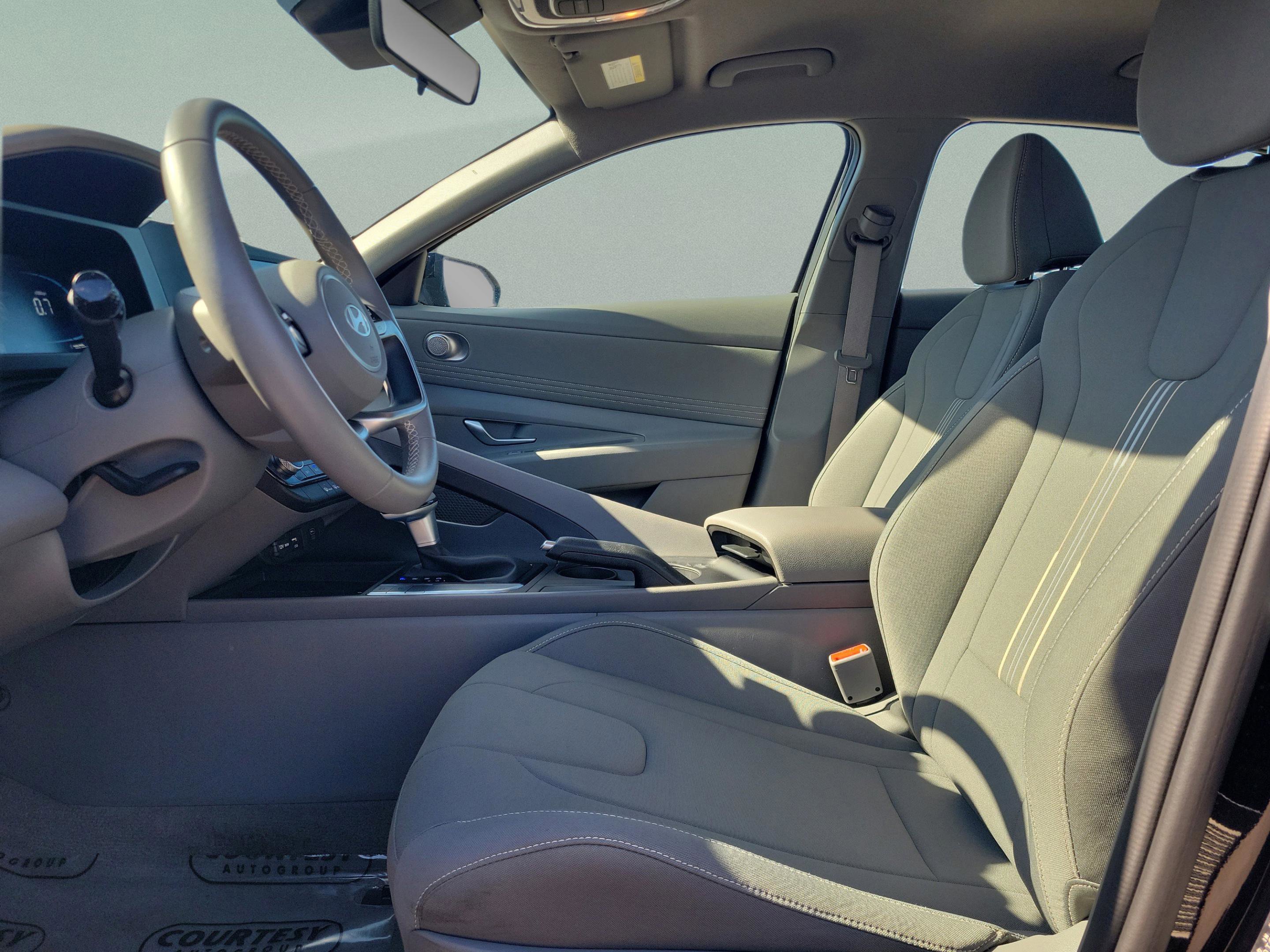 Certified 2025 Hyundai Elantra Sport w/ Cargo Package image 18