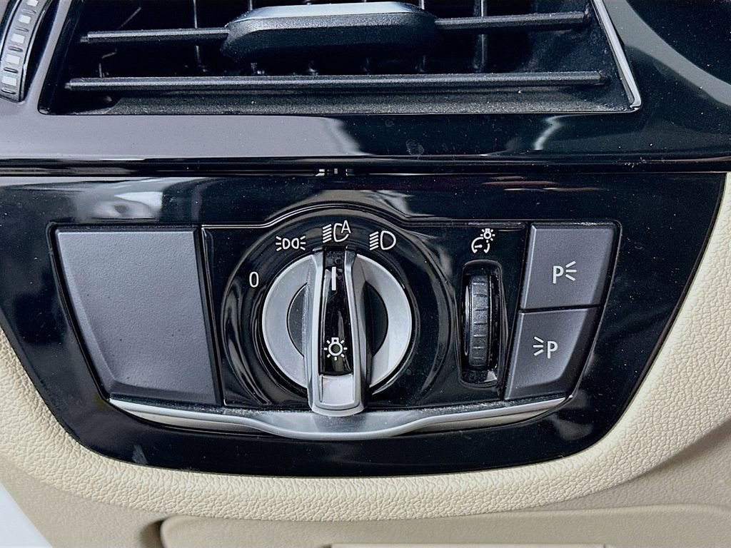 Used 2021 BMW 530i xDrive w/ Premium Package image 10