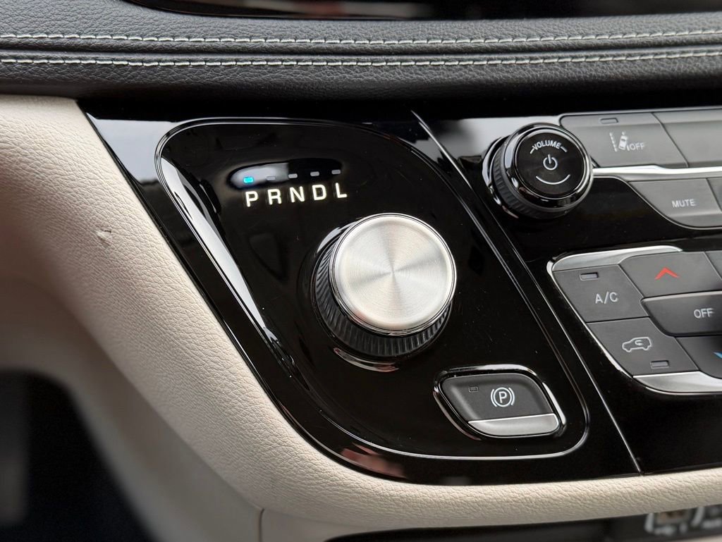 Used 2022 Chrysler Pacifica Touring-L image 14