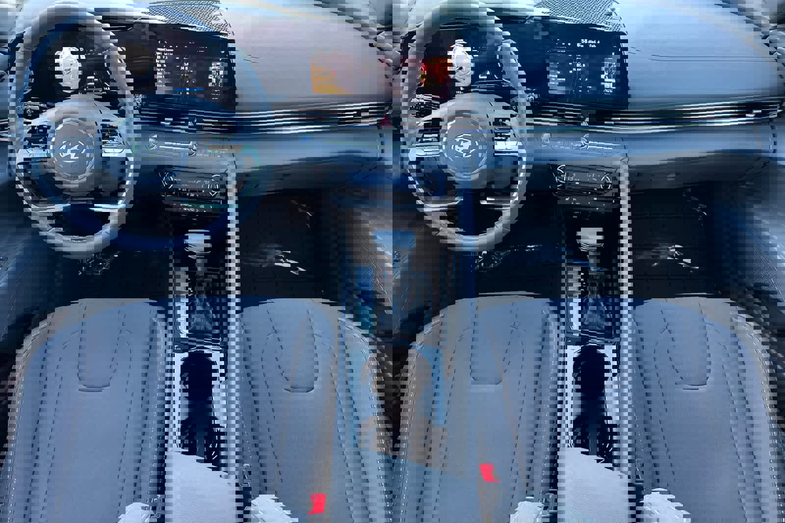 Used 2025 Hyundai Elantra SEL image 3