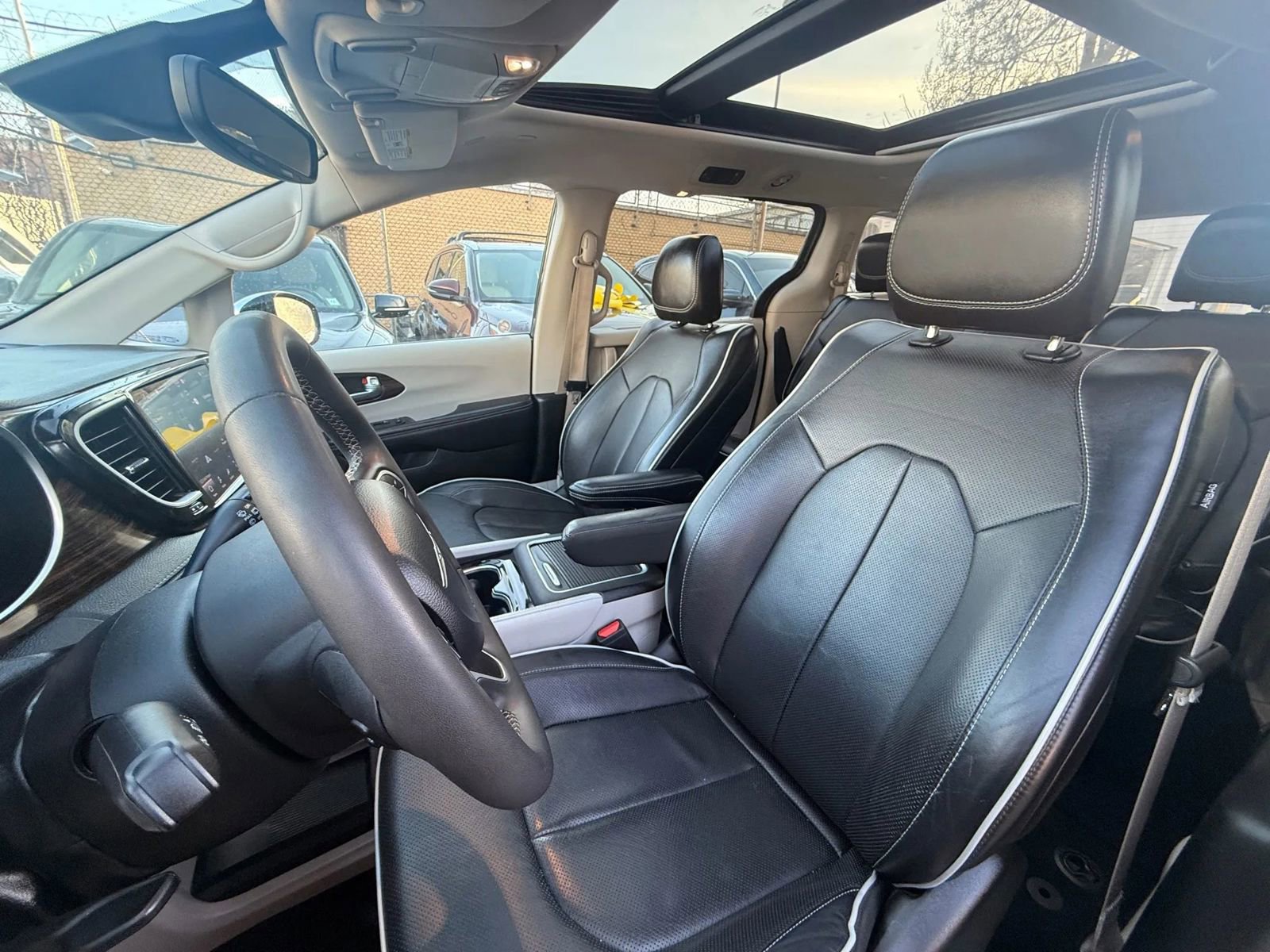 Used 2023 Chrysler Pacifica Limited image 12