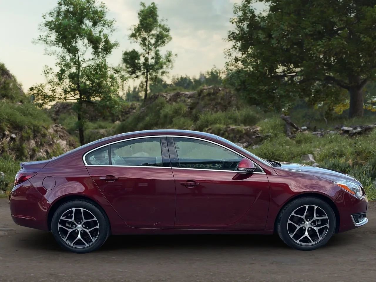 Used 2017 Buick Regal Sport Touring image 4