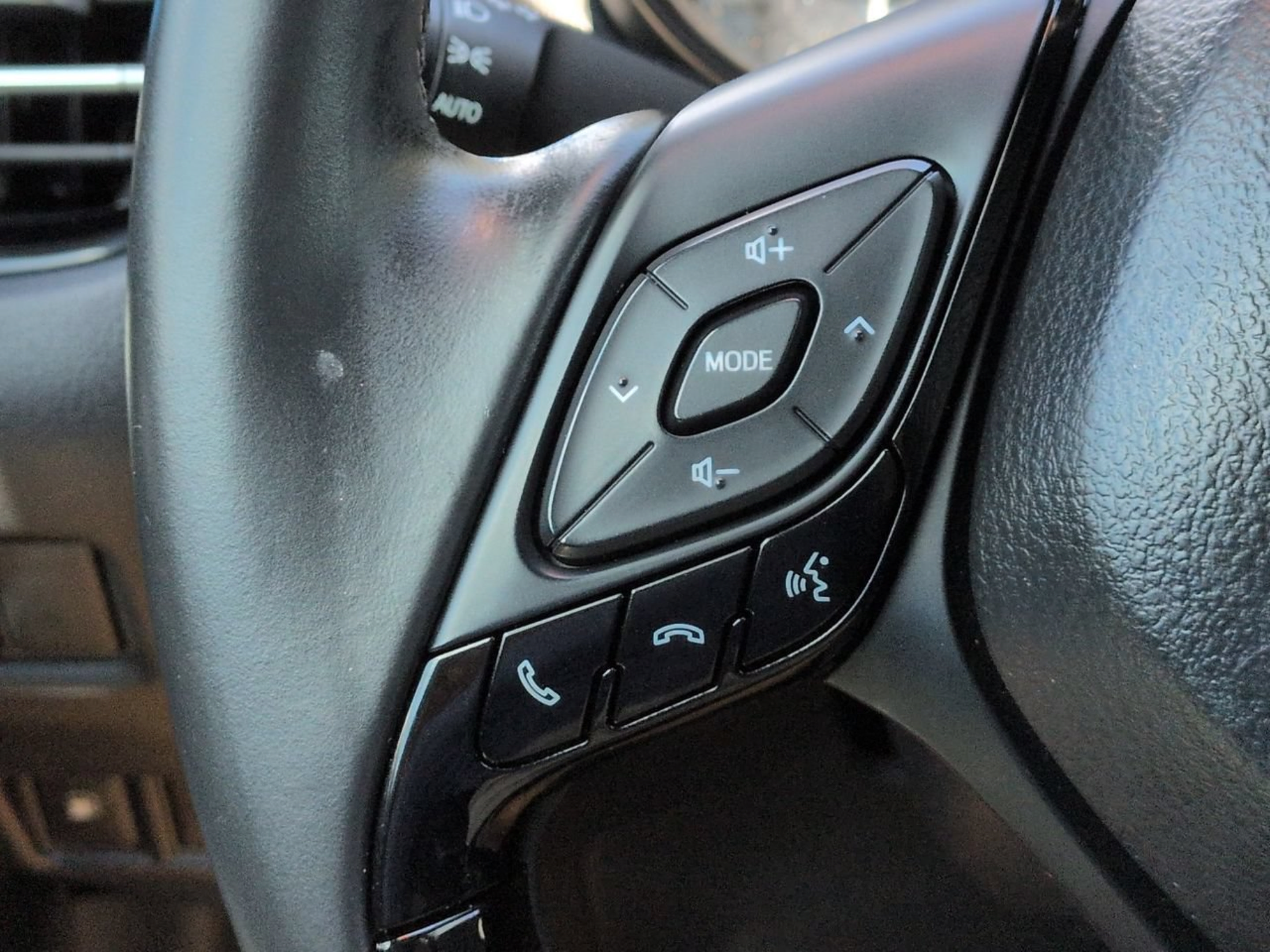 Used 2019 Toyota C-HR XLE FWD image 26