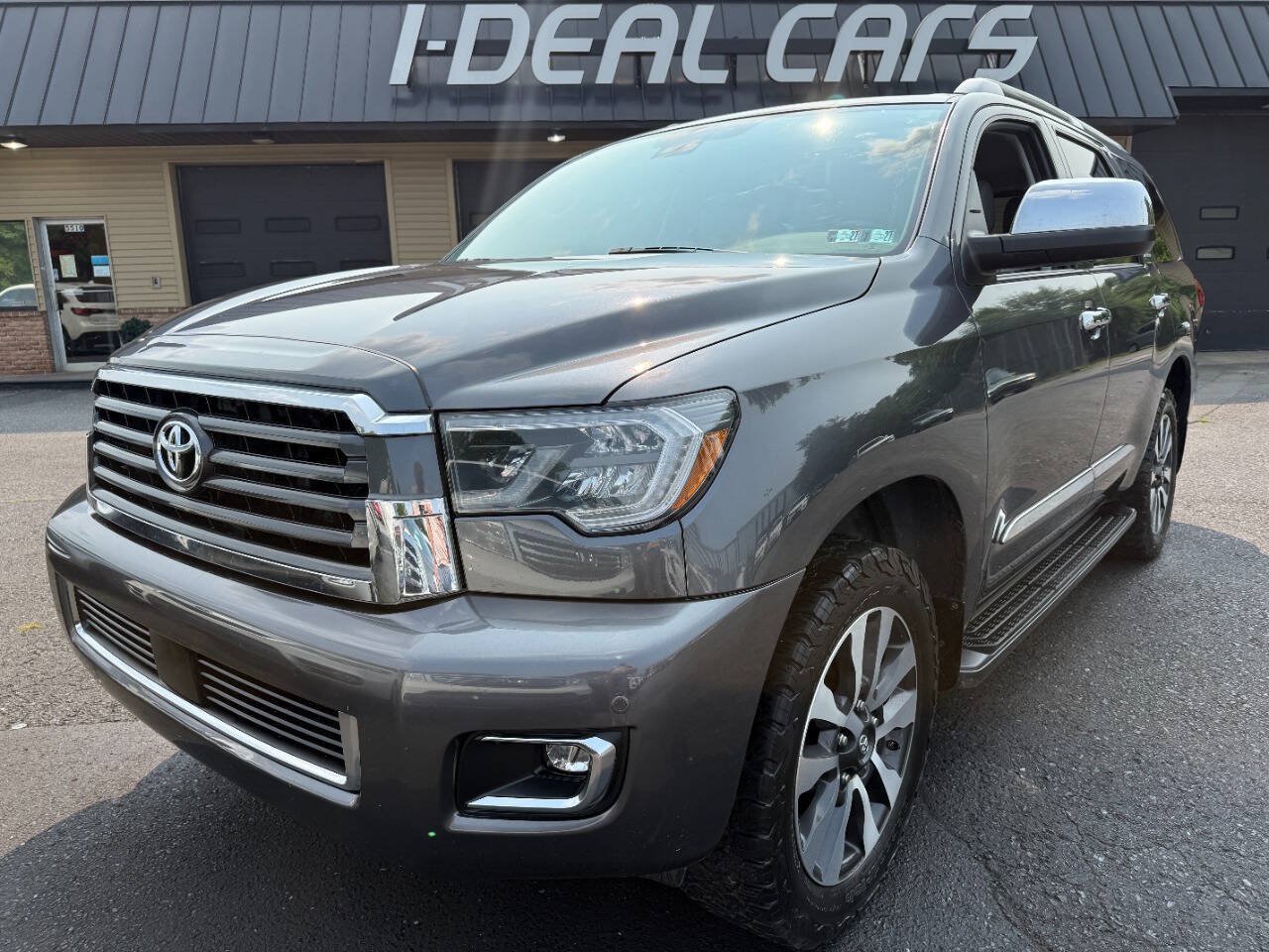 Used 2018 Toyota Sequoia Limited w/ Safety & Convenience Package AWD/4WD image 1