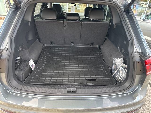 Certified 2024 Volkswagen Tiguan SE R-Line image 31