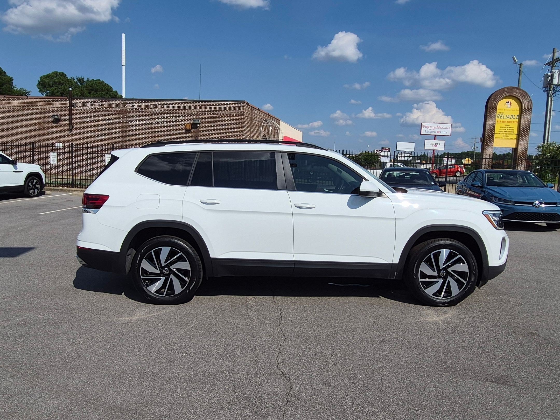 Used 2024 Volkswagen Atlas SE w/ Panoramic Sunroof Package FWD image 2