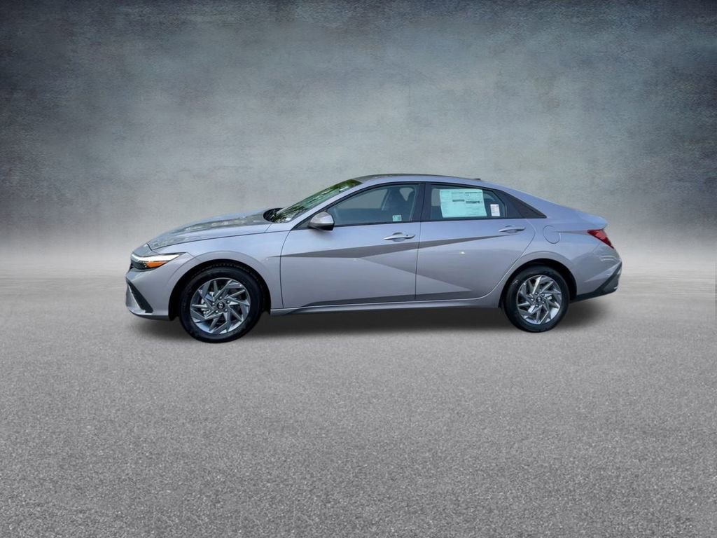 Used 2025 Hyundai Elantra Blue image 11