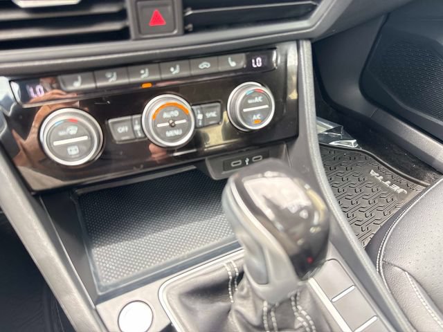Used 2022 Volkswagen Jetta SE w/ Panoramic Sunroof Package FWD image 19