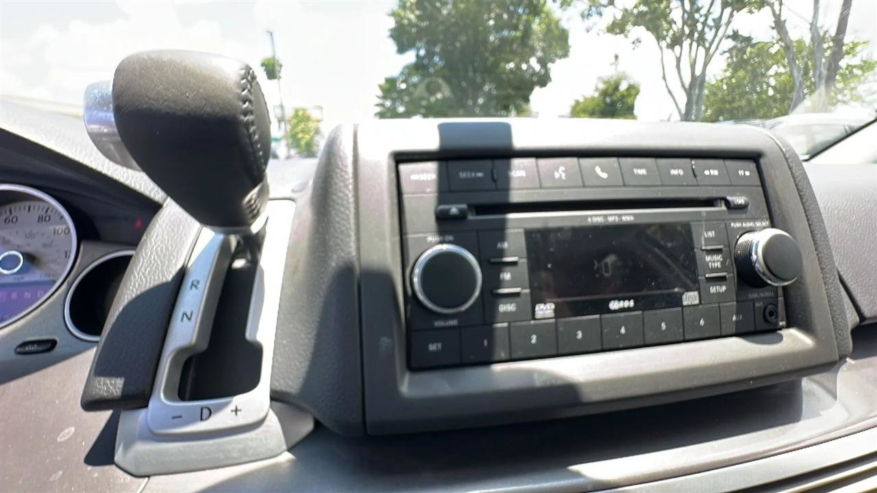 Used 2010 Volkswagen Routan SE FWD image 37