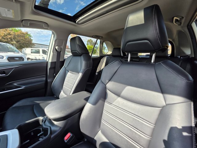 Used 2022 Toyota RAV4 XLE Premium image 15