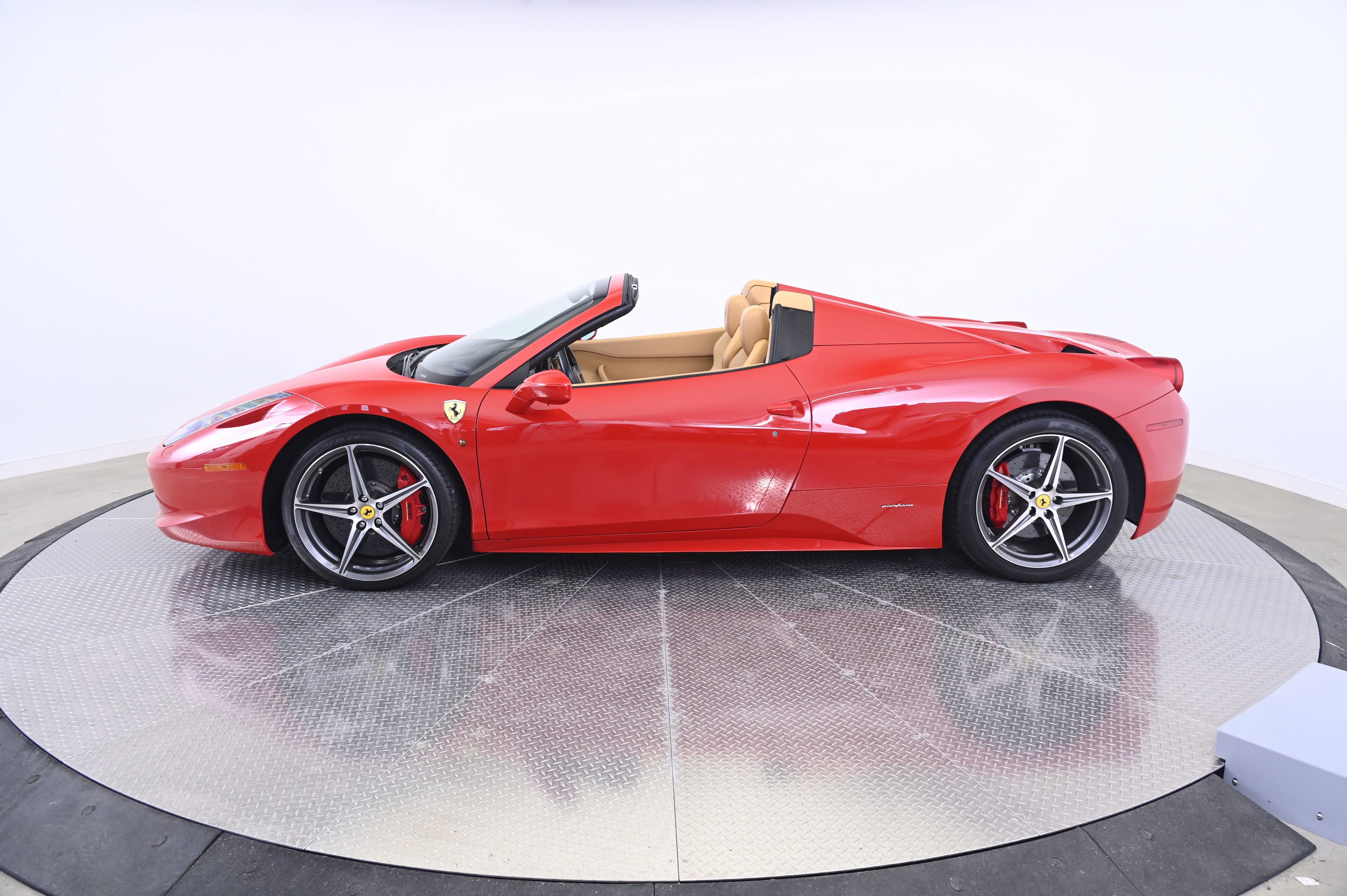 Used 2013 Ferrari 458 Spider image 2