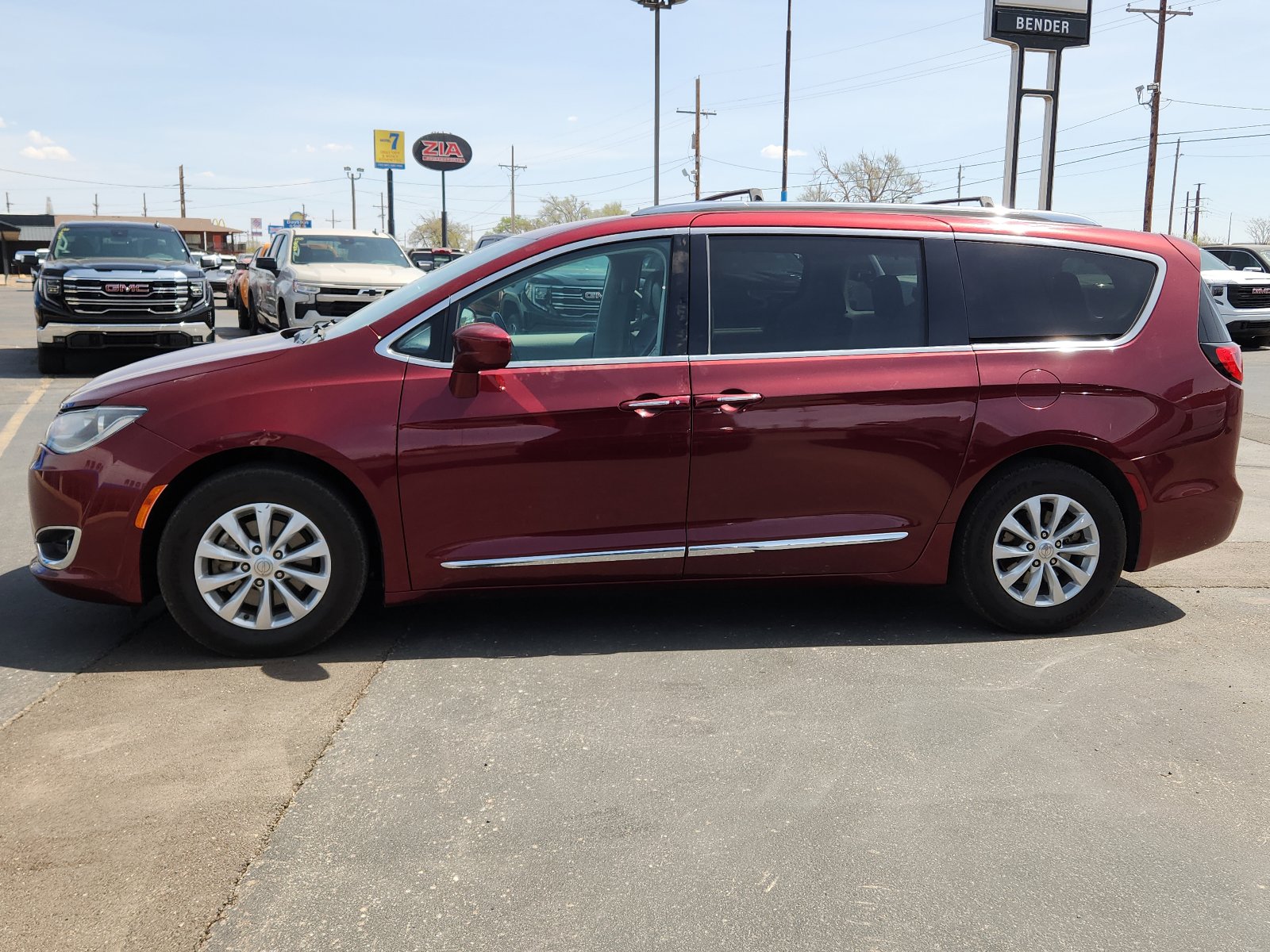Used 2018 Chrysler Pacifica Touring-L FWD image 2