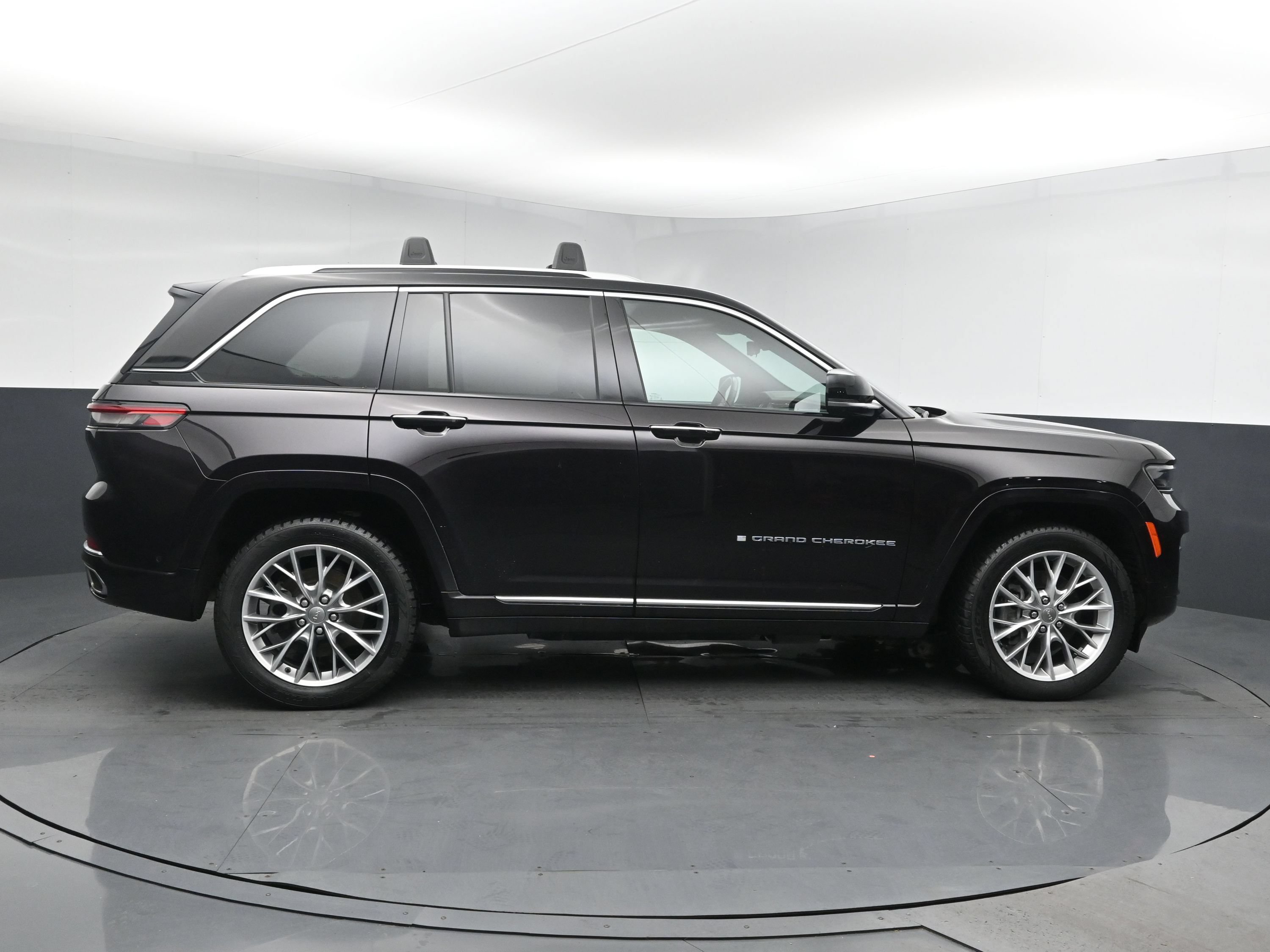 Used 2022 Jeep Grand Cherokee Summit w/ Advanced Protech Group IV AWD/4WD image 4