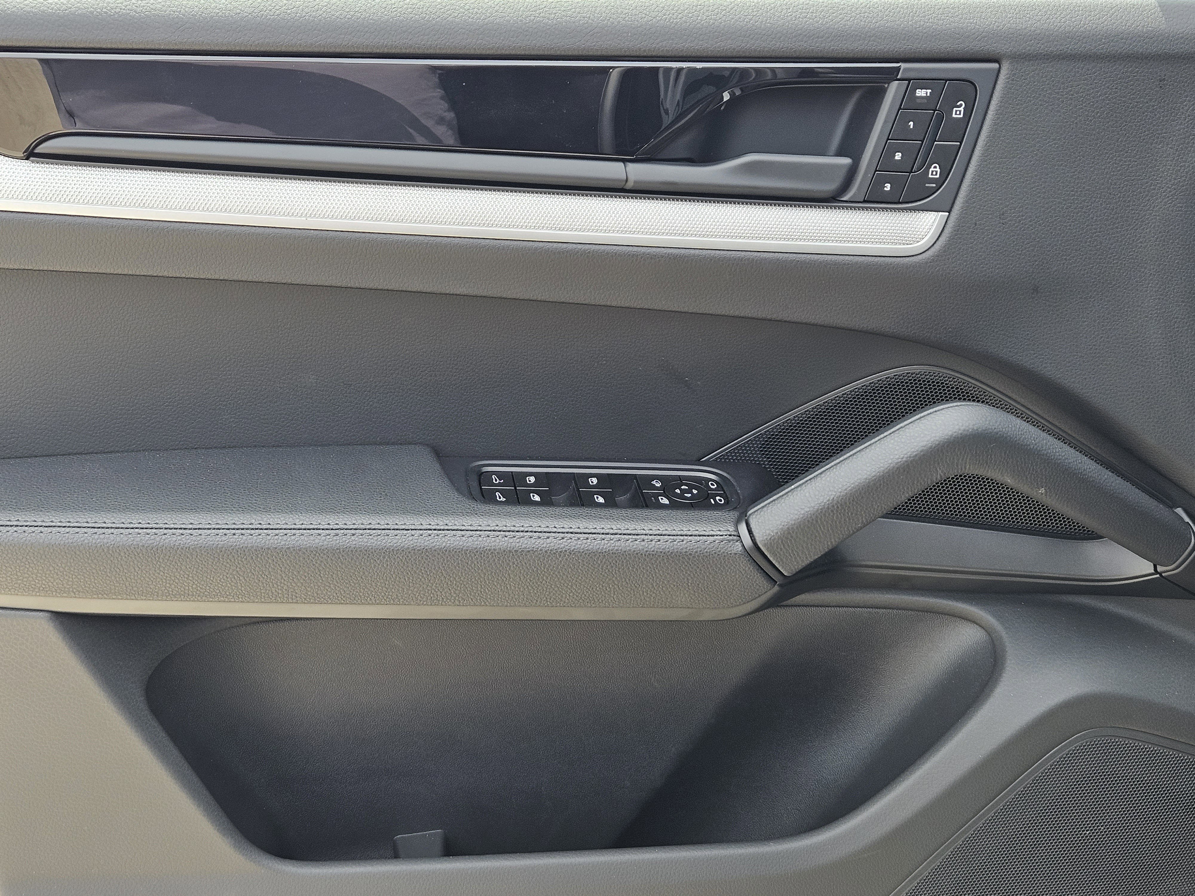 Certified 2025 Porsche Cayenne Coupe image 22