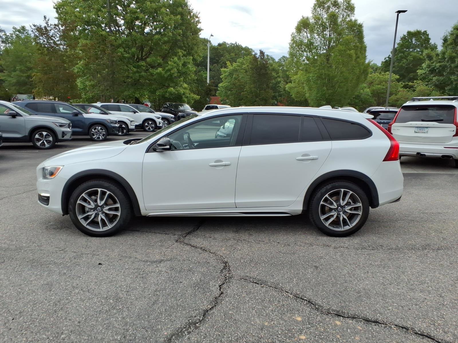 Used 2016 Volvo V60 T5 Cross Country Platinum AWD/4WD image 8