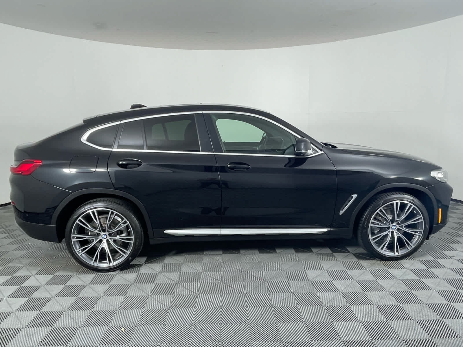 Used 2023 BMW X4 xDrive30i w/ Premium Package AWD/4WD image 2