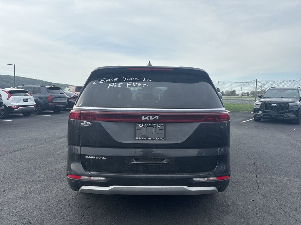 Used 2023 Kia Carnival EX image 4