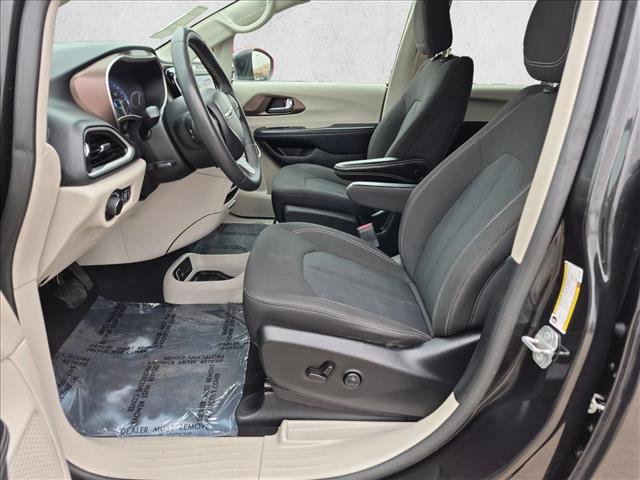 Used 2023 Chrysler Voyager LX FWD image 14
