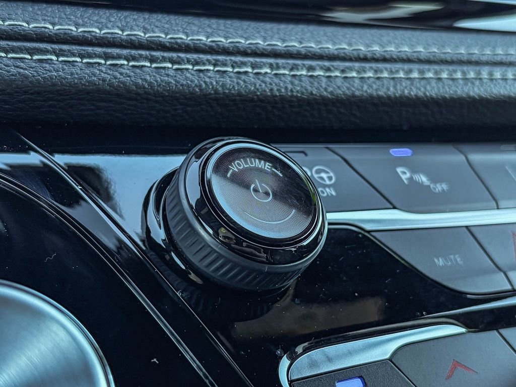 Used 2025 Chrysler Pacifica Premium image 29