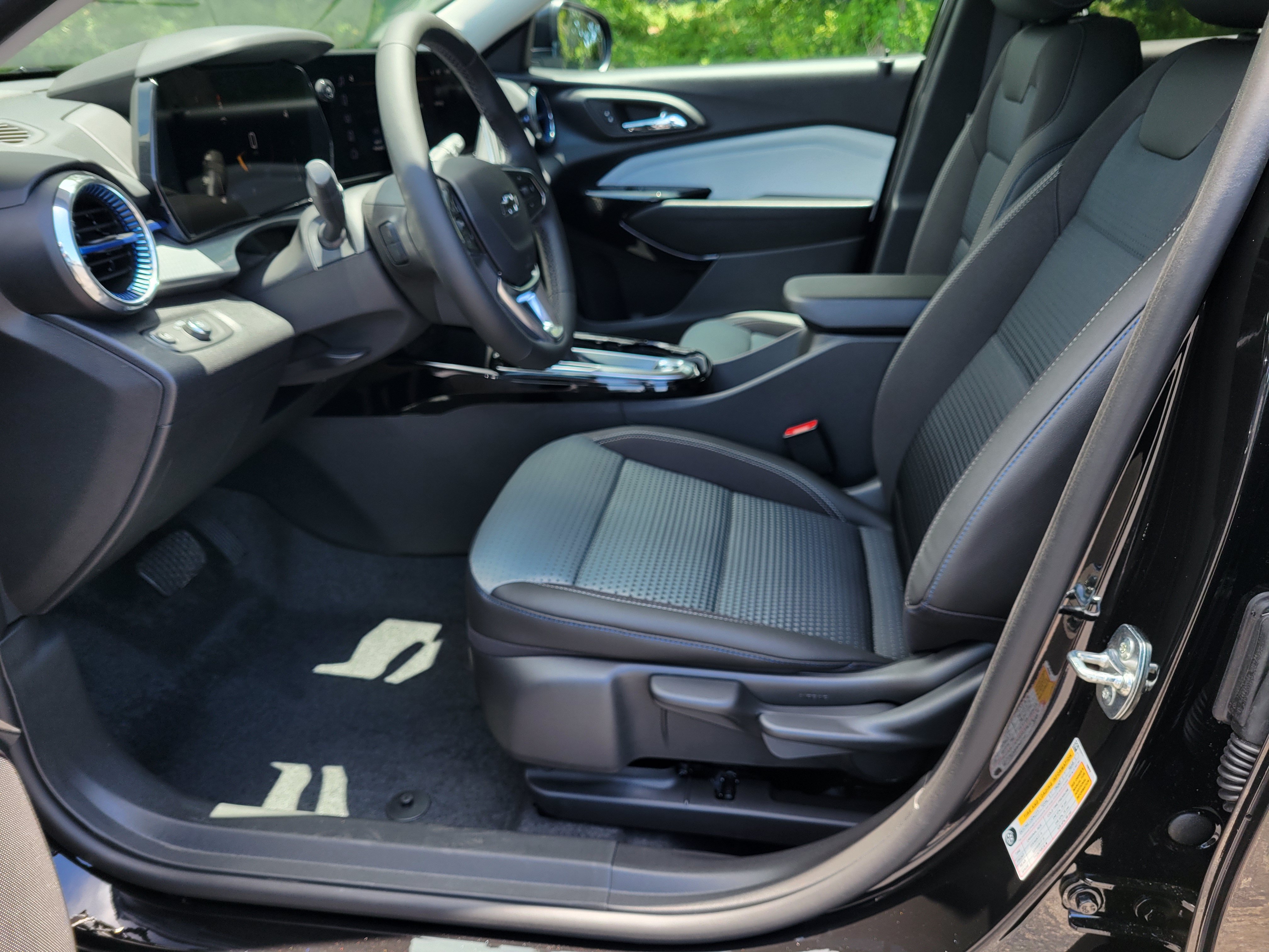 New 2026 Chevrolet Trax LT w/ Driver Confidence Package FWD image 28