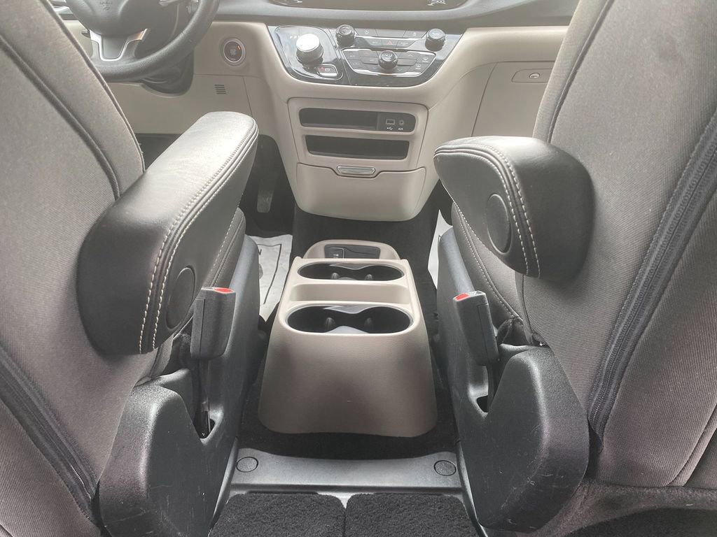 Used 2020 Chrysler Voyager LX image 26