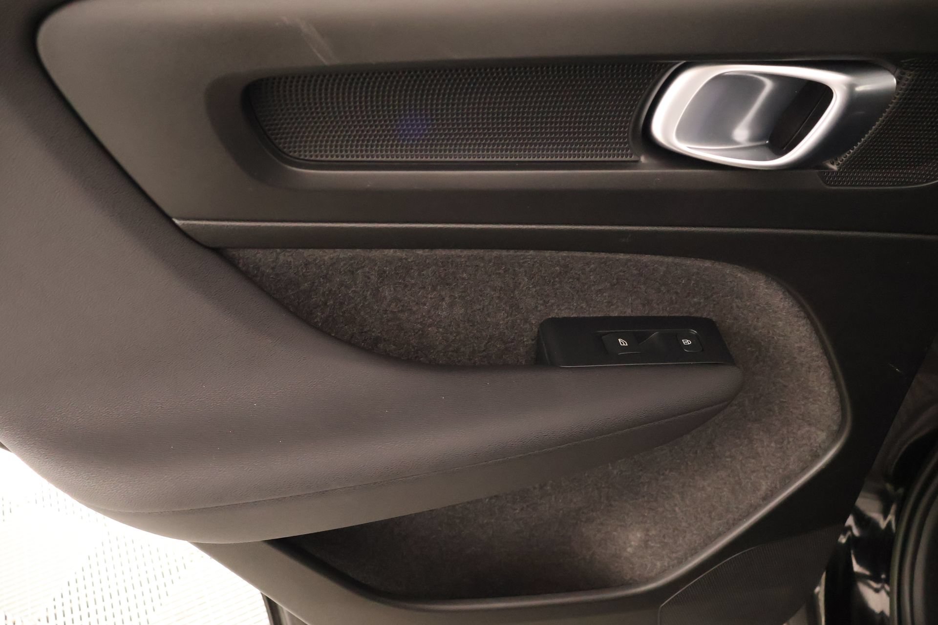 Used 2022 Volvo XC40 T5 R-Design w/ Advanced Package AWD/4WD image 18