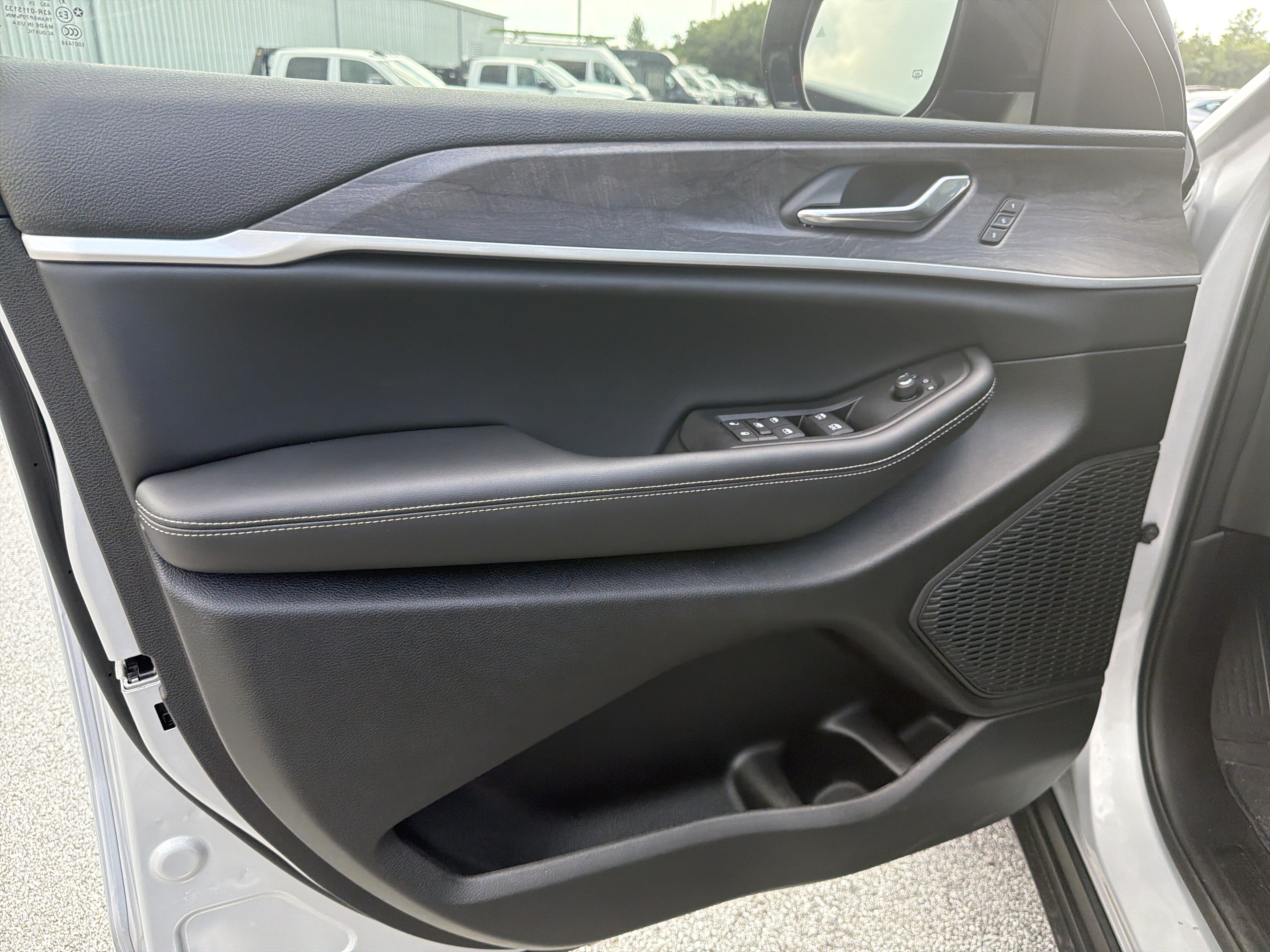 New 2025 Jeep Grand Cherokee Limited w/ Black Appearance Package RWD image 12