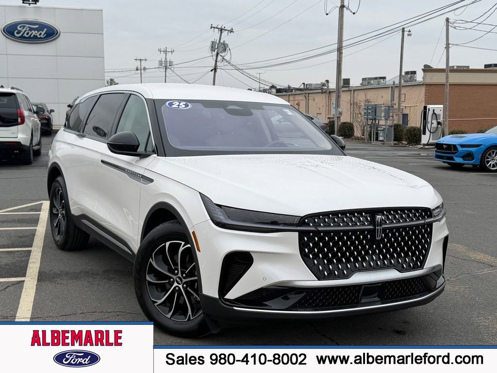 Used 2025 Lincoln Nautilus Premier image 1