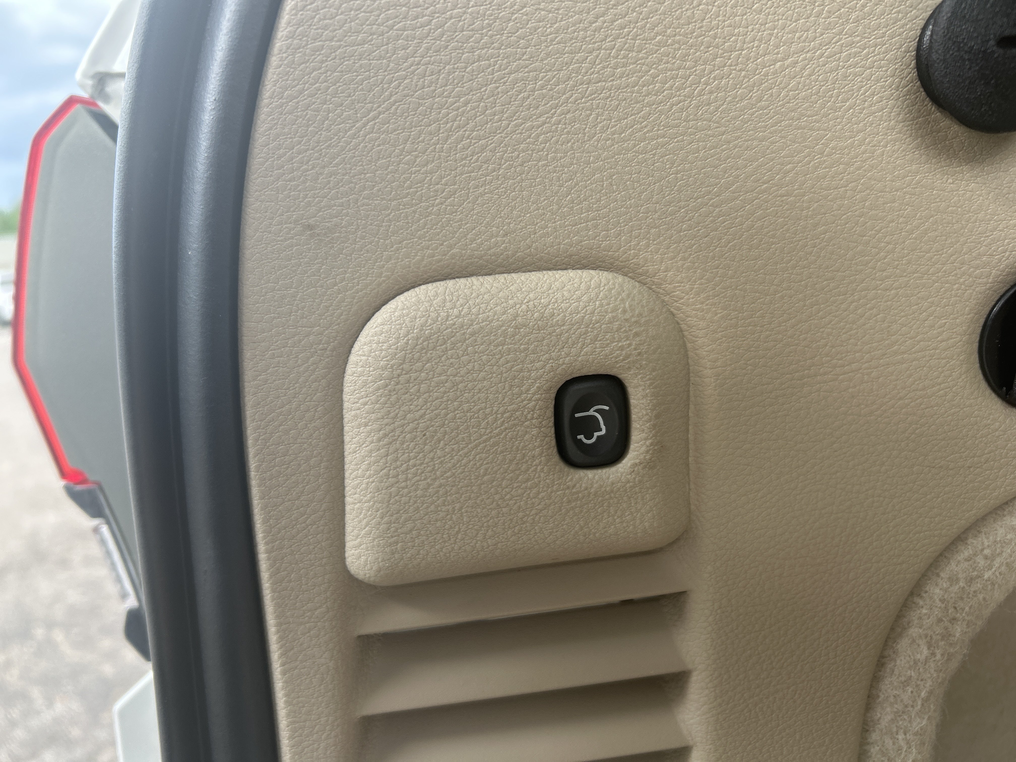 Used 2018 Jeep Grand Cherokee Overland AWD/4WD image 13