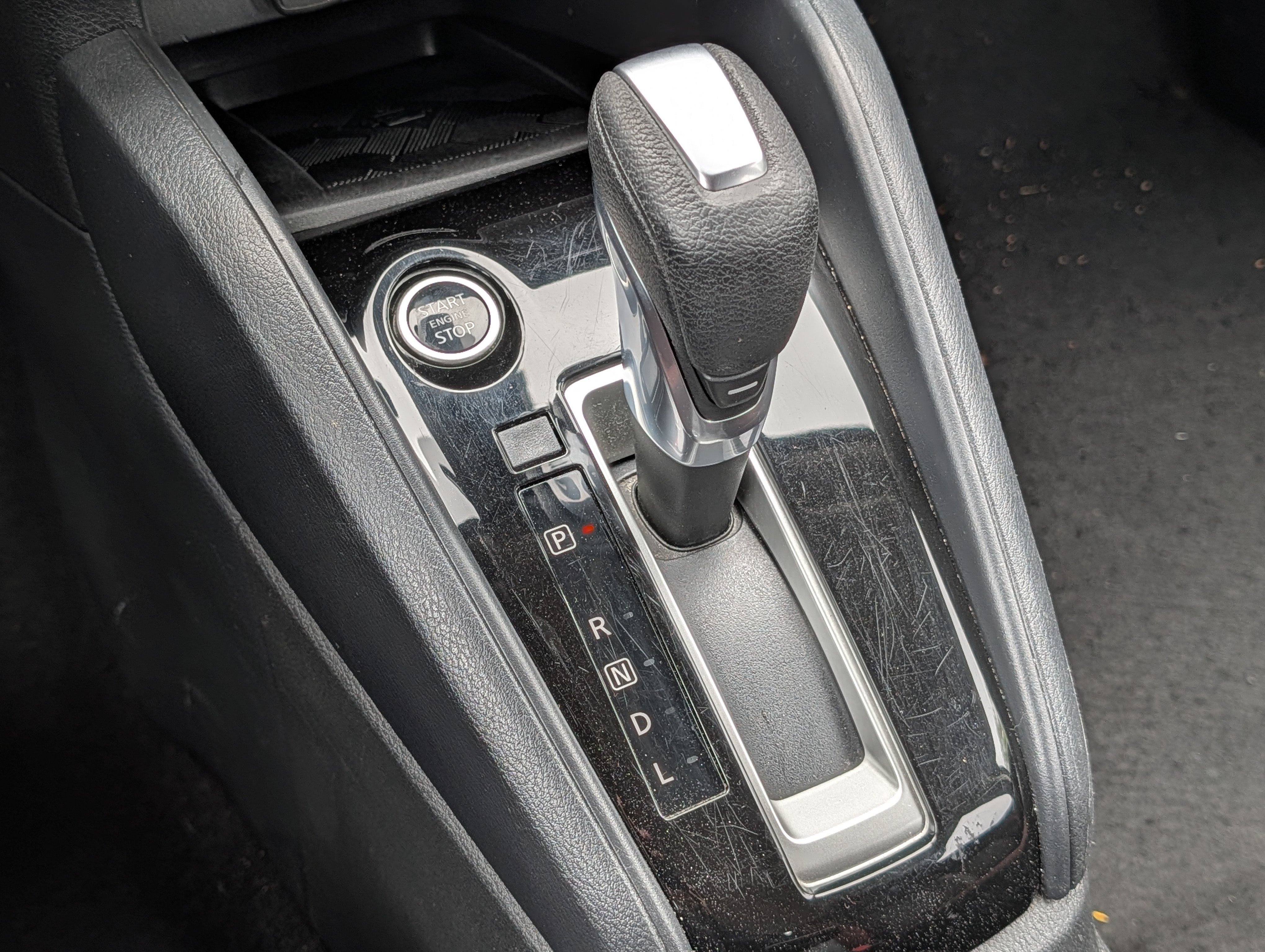 Used 2024 Nissan Versa SR FWD image 24