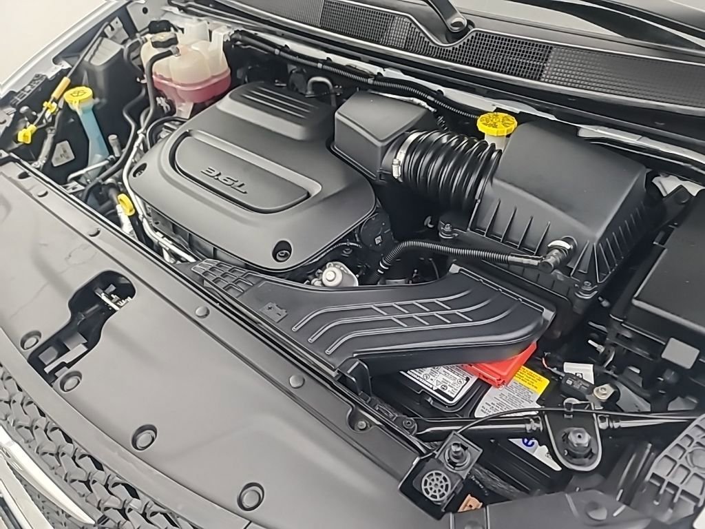 Used 2025 Chrysler Pacifica Select image 41