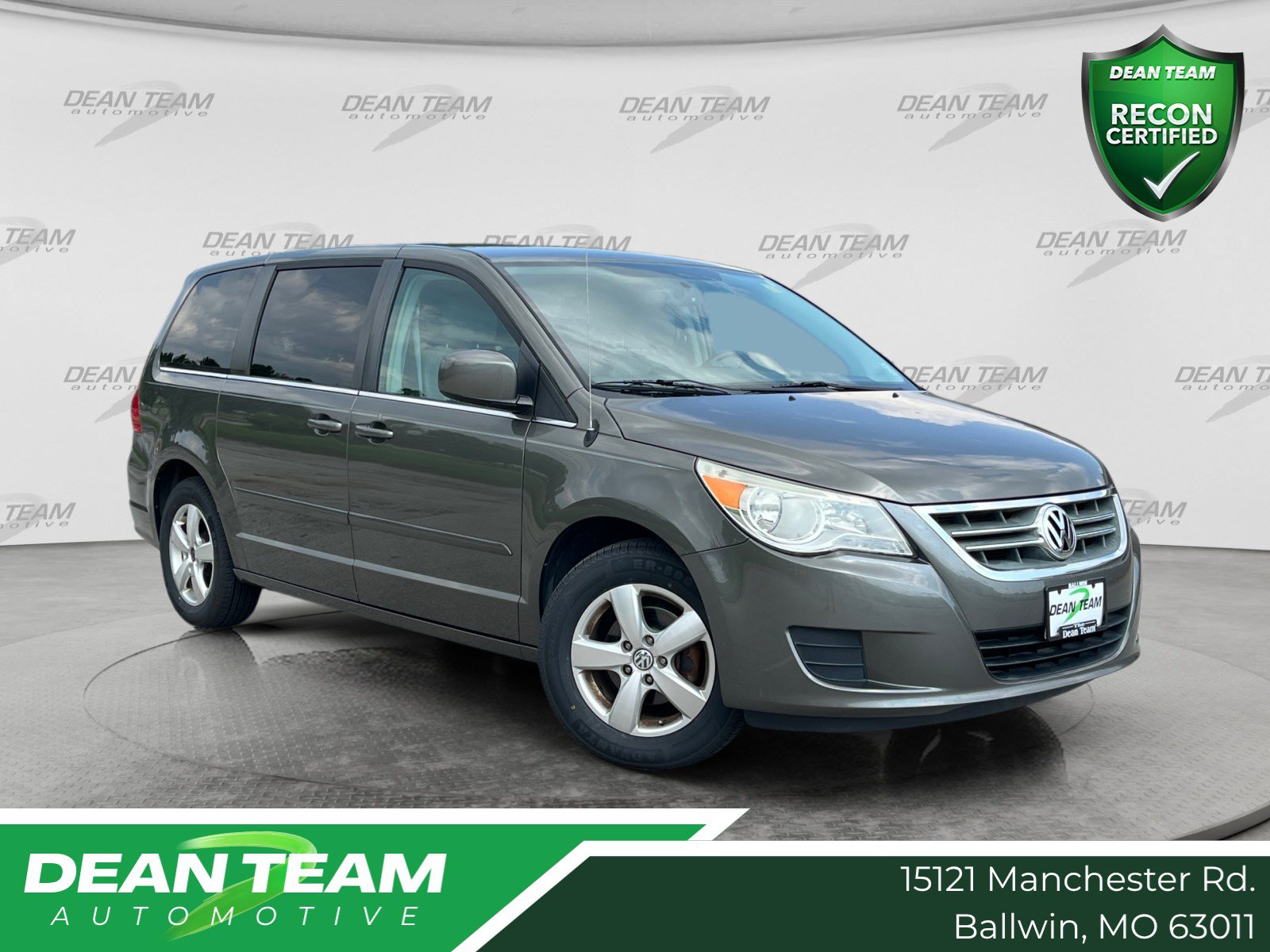 Used 2010 Volkswagen Routan SE FWD image 1