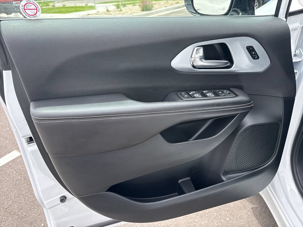 Used 2026 Chrysler Pacifica Limited AWD/4WD image 13