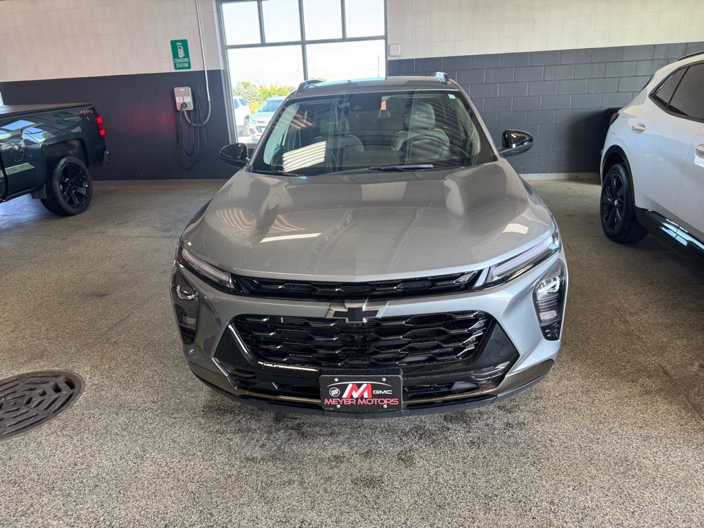 Used 2025 Chevrolet Trax ACTIV w/ Driver Confidence Package image 2