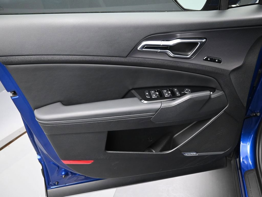 Used 2025 Kia Sportage SX image 11