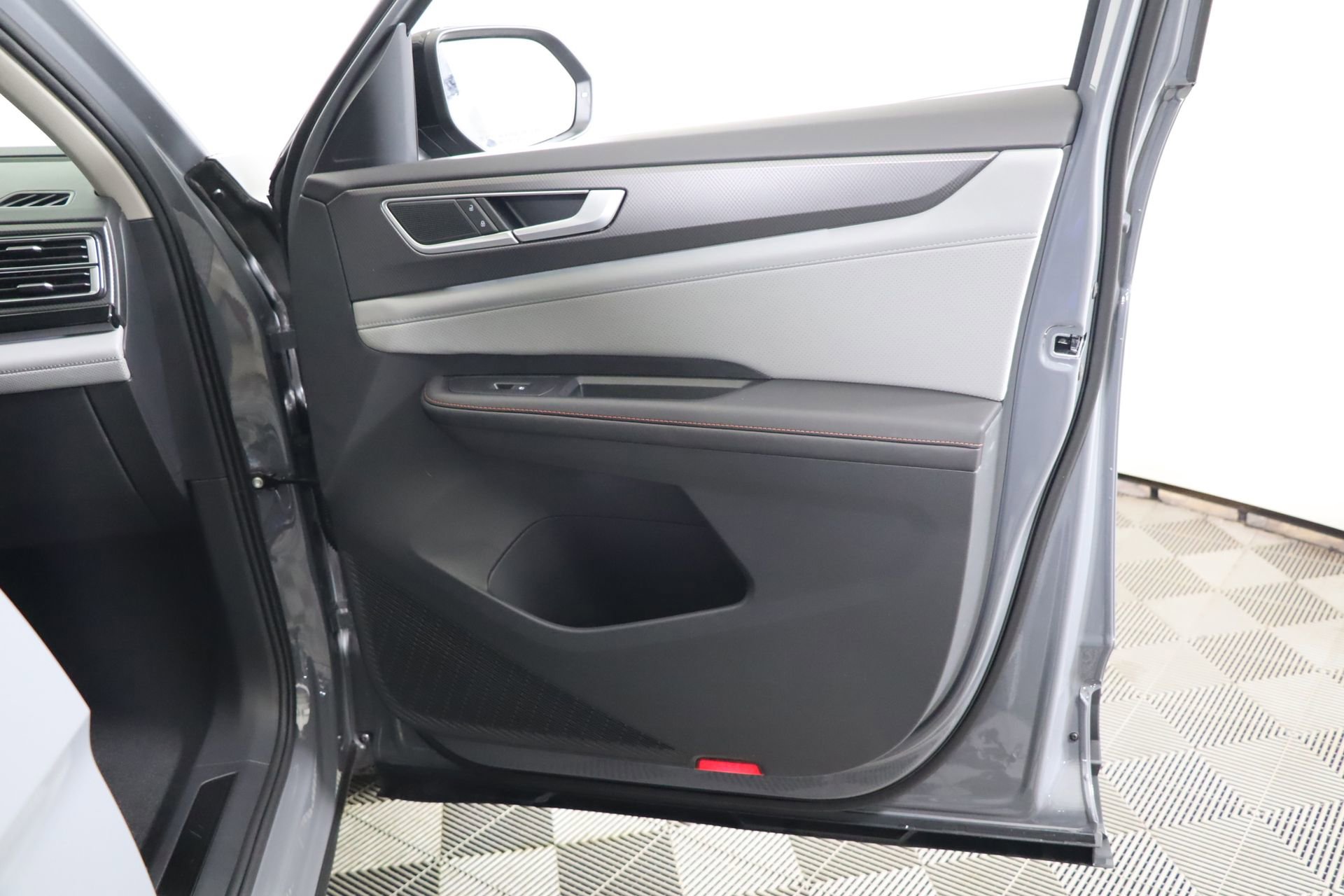 Used 2025 Volkswagen Atlas Peak Edition SE image 48