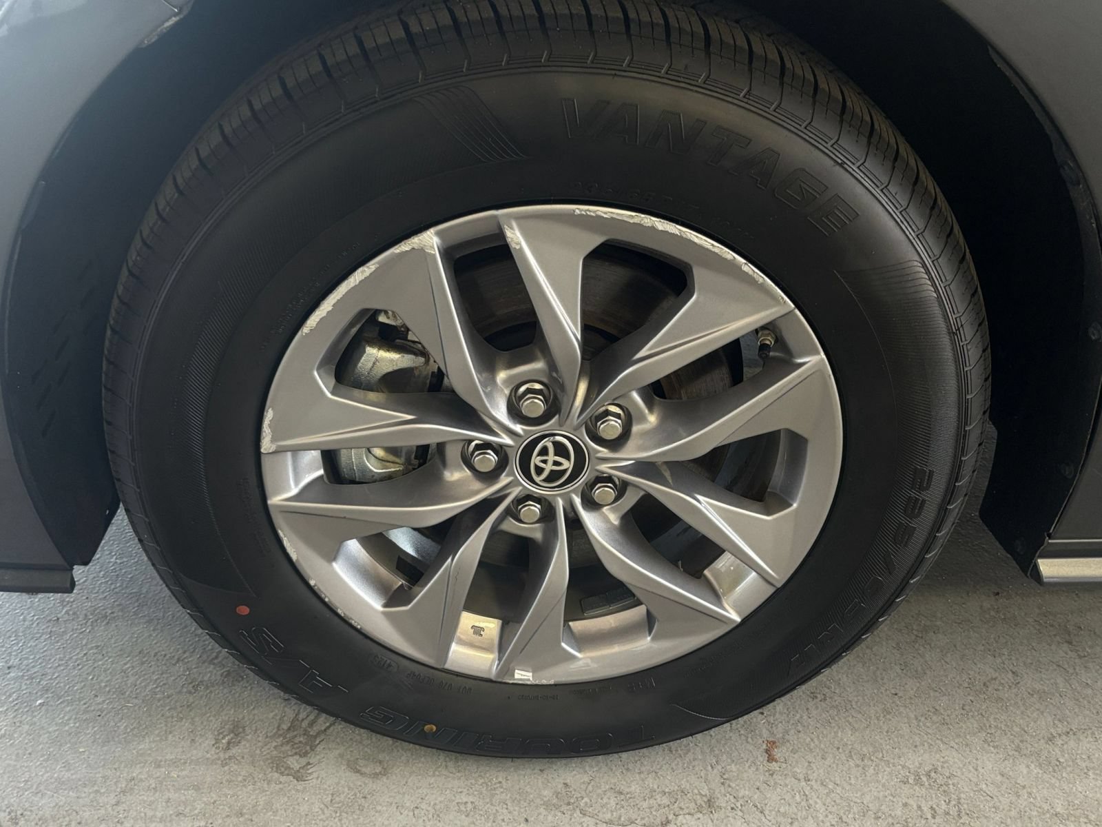 Used 2025 Toyota Sienna XLE FWD image 32